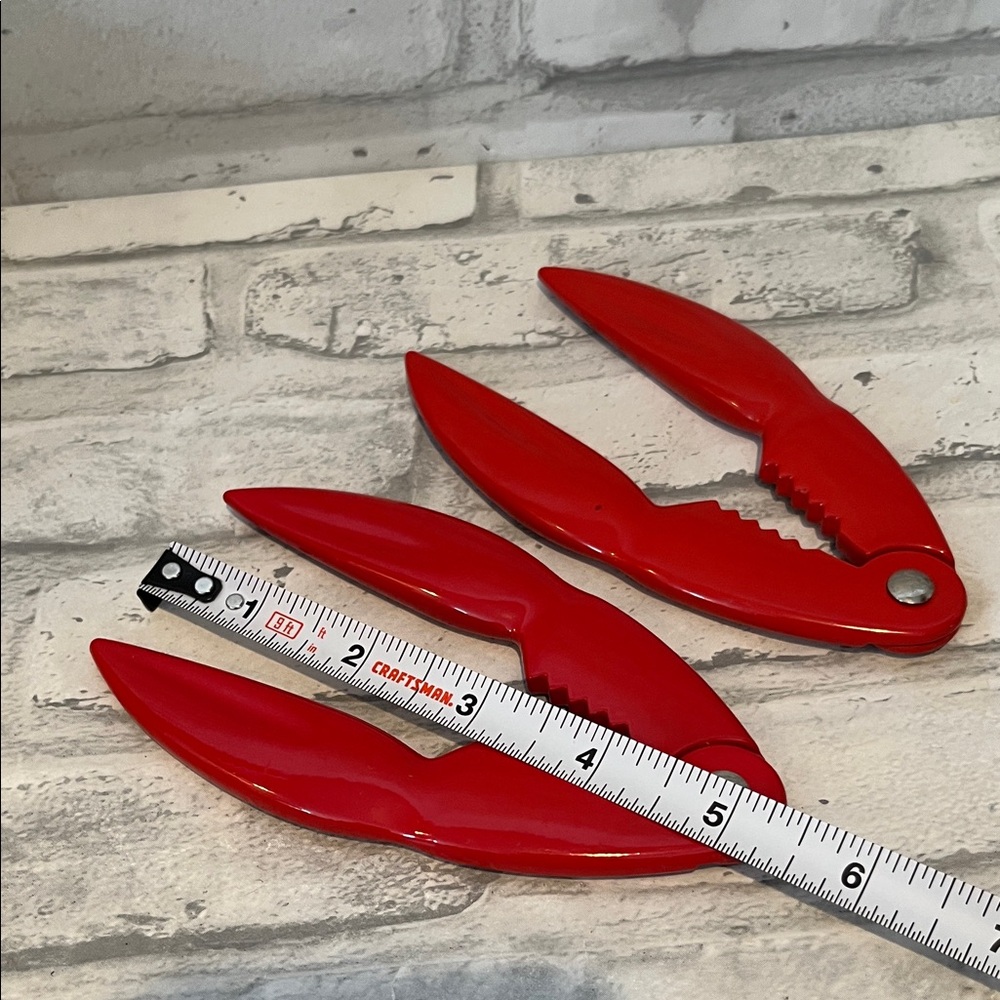 Red Lobster Claw Crackers set of 2 enamel over metal vintage - Picture 2 of 4